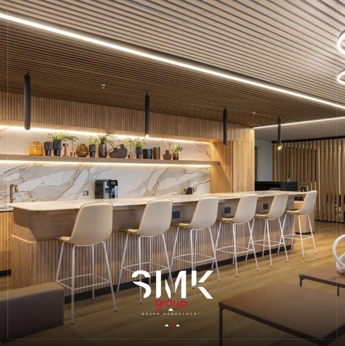 Cuisine avec bar et plafond en lames de bois