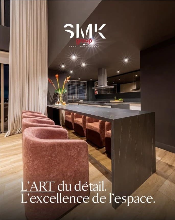 Séjour avec bar et fauteuils en velours