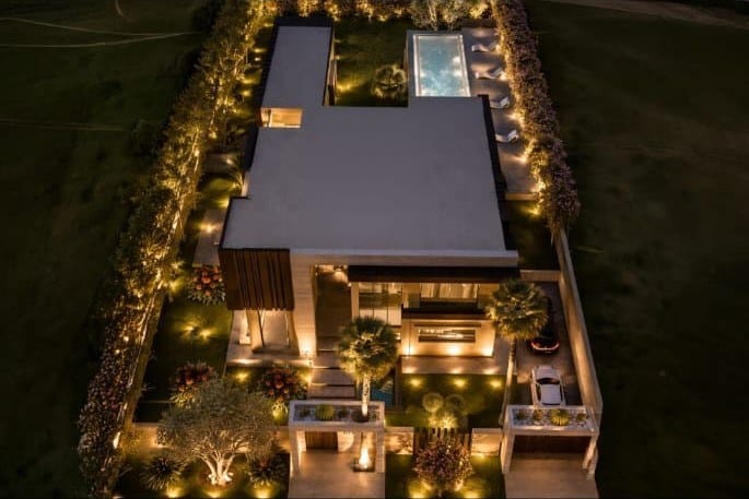 Villa avec patio et piscine vue du ciel de nuit