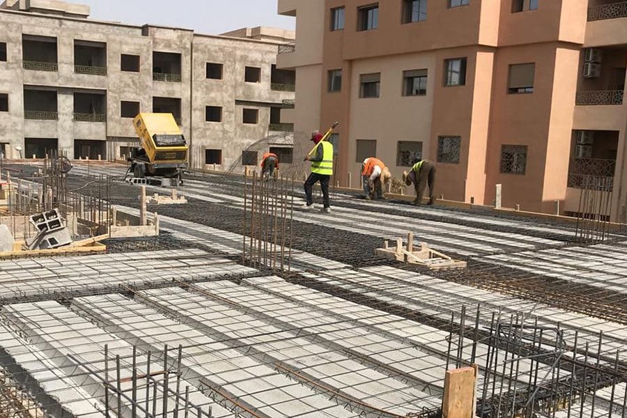 Coulage de dalle sur un chantier au Maroc