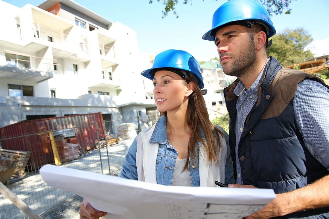 Deux responsables de projet sur un chantier