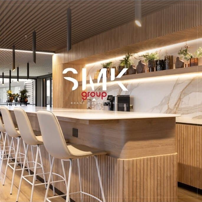 Cuisine avec grand îlot et plafond en lames de bois