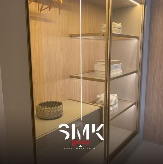 Dressing en bois et verre avec éclairage intégré