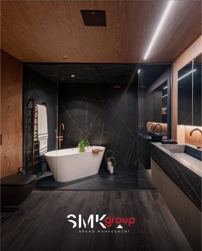 Salle de bain en céramique sombre avec baignoire îlot