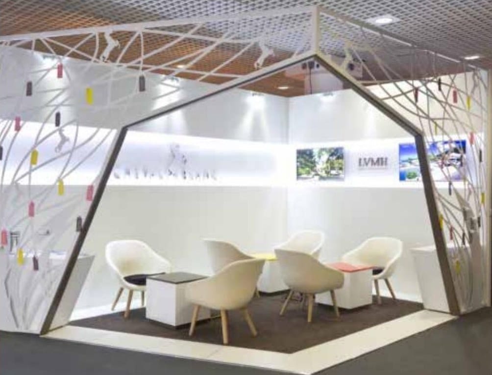 Stand avec structure arborescente blanche au salon ILTM