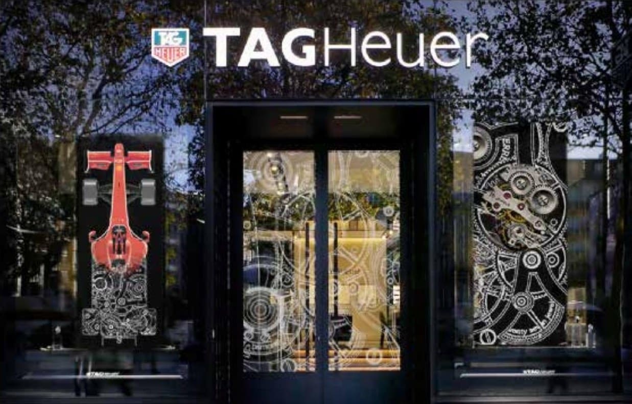 Vitrine TAG Heuer sur le thème de la course automobile