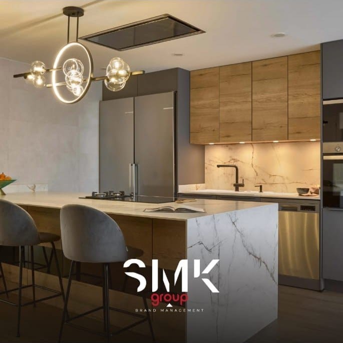 Cuisine sur mesure avec îlot central et façades bois